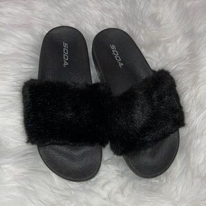 Soda furry slides black size 7
